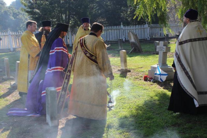 Молебен на кладбище Mary Island, США: священнослужители в облачениях среди надгробий